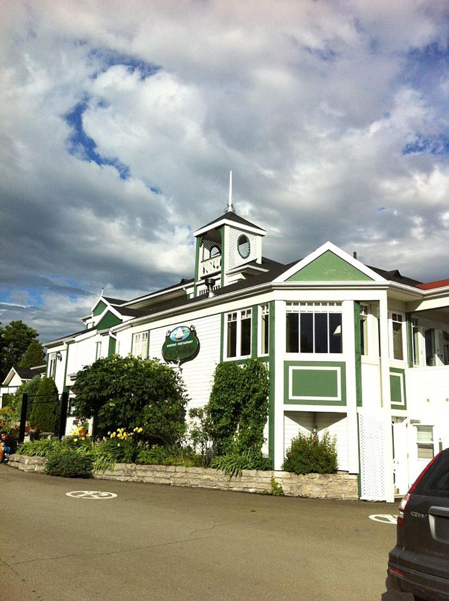 Goeliche Hotel Et Appartement Saint-Laurent-de-l'ile d'Orleans Exterior photo